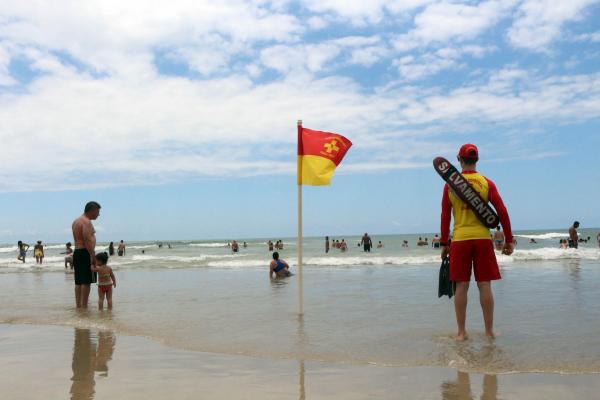 Bombeiros encontram vítima de afogamento no balneário de Currais, em Matinhos