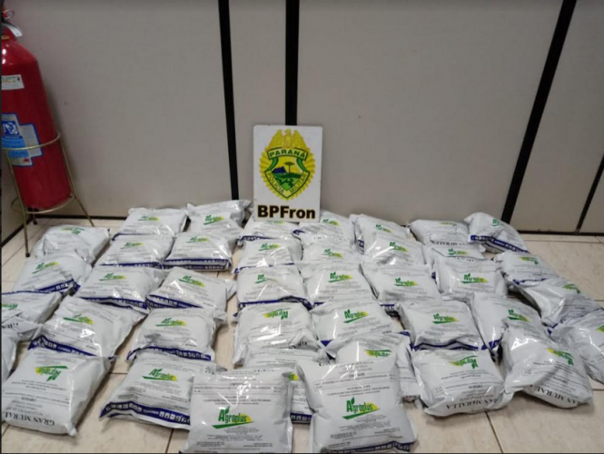 BPFron apreende agrotóxicos irregulares e prende homem na Operação Hórus, em Realeza, no Oeste do estado