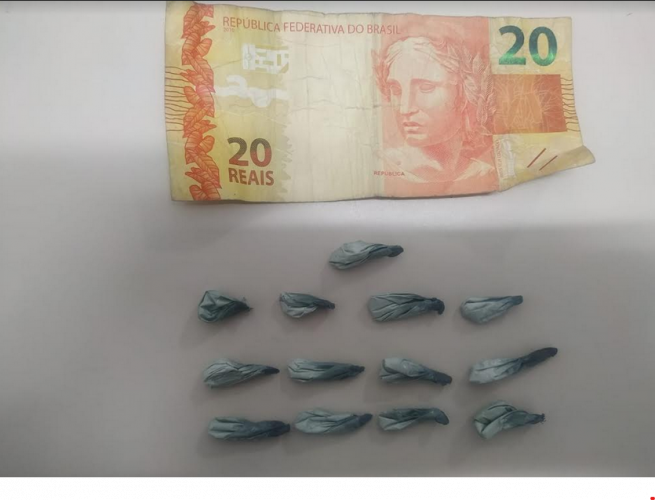 Duas pessoas são detidas em praça pública por envolvimento com o tráfico de drogas, em Guaratuba, no litoral do estado