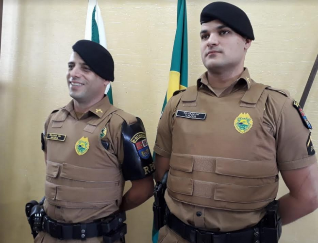 Policiais militares são homenageados após escoltar família durante emergência médica em Cascavel (PR)