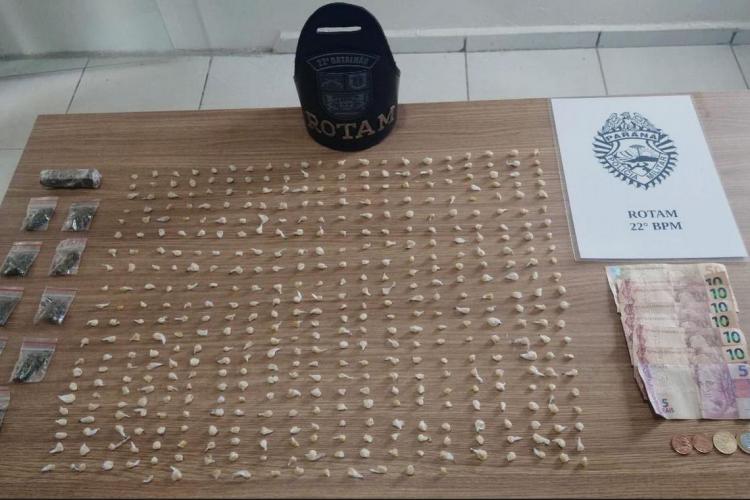 Policiais militares prendem rapaz e apreendem drogas em Campina Grande do Sul, na Região Metropolitana de Curitiba (RMC)