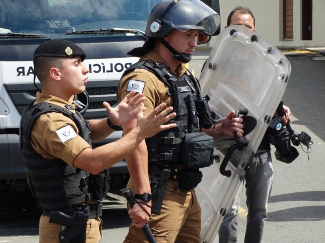 PM se reúne com 70 crianças da Colônia de Férias SESC para explicar práticas de segurança, em Curitiba (PR)