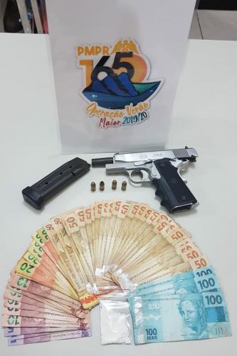 Em Guaratuba (PR), PM prende homem que estava andando na rua com arma de fogo