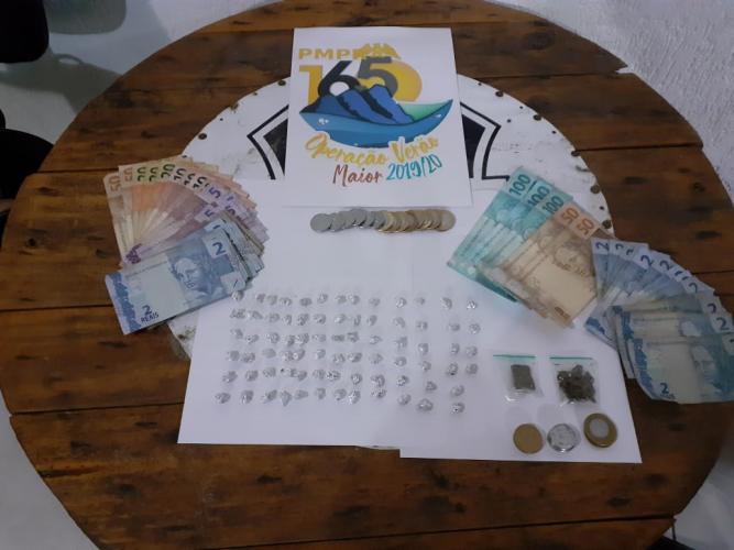 PM prende casal, cumpre Mandado de Prisão e apreende 76 pedras de crack e dinheiro em Pontal do Paraná (PR)