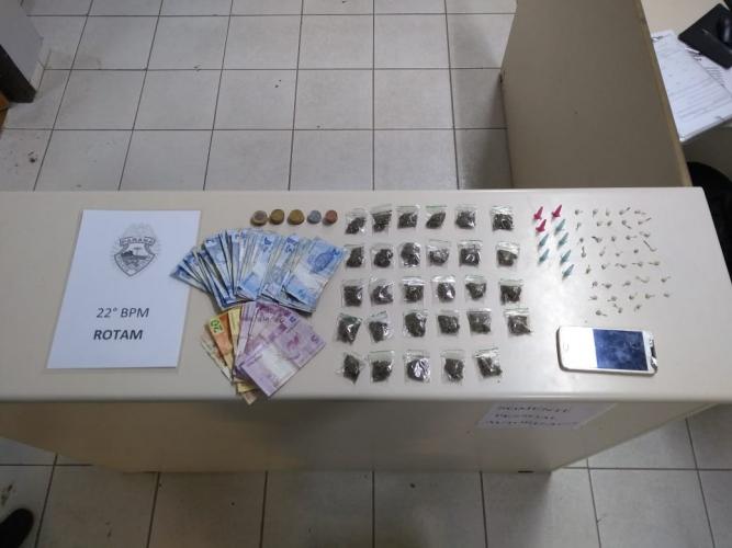 Em Colombo, na RMC, homem tenta fugir da PM, mas é preso com mais de 70 porções de droga