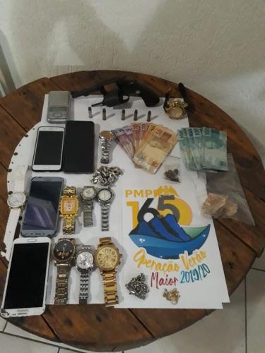 PM prende quatro pessoas e apreende arma de fogo e drogas durante patrulhamento no Litoral do estado