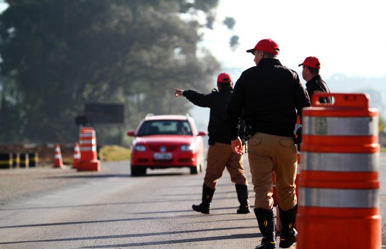 BPRv aborda carro e encontra quase 200 gramas de drogas escondidos no painel em Pontal do Paraná (PR)