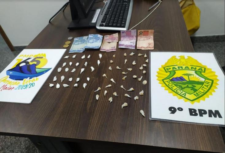 Uma mulher é presa com diversas porções de crack e cocaína embaladas para a venda em Matinhos (PR)