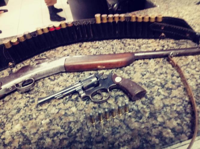 Policiais militares apreendem duas armas de fogo e encaminham duas pessoas, em Tijucas do Sul (PR)