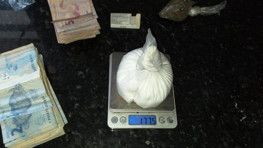 Após denúncia, PM prende mulher e apreende mais de 190 gramas de drogas em Londrina (PR)