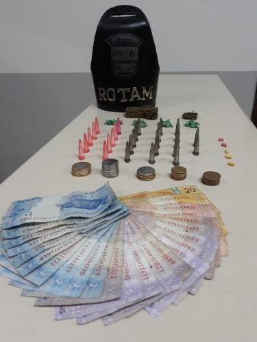Equipe ROTAM flagra dupla com drogas e dinheiro em Colombo, na RMC