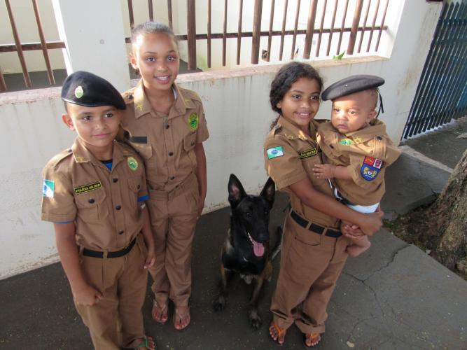 Policiais militares presenteiam crianças com uniformes da PM em Jussara (PR)