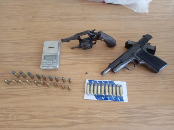 PM apreende armas de fogo e prende suspeita por posse irregular em Campo Mourão, no Centro-oeste do estado