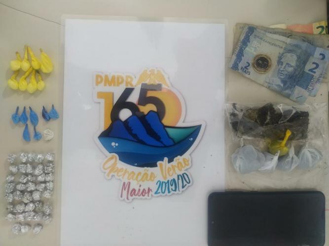 Em Guaratuba (PR), PM prende mulher e apreende mais de 60 porções de drogas