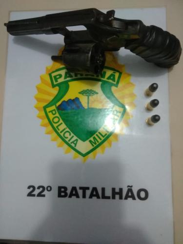 Em Cerro Azul, na RMC, policiais militares prenderam um homem e apreenderam uma arma de fogo