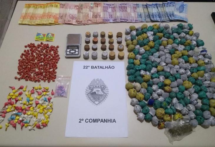 Um rapaz e uma adolescente são encaminhados com mais de 500 porções de drogas em Campo Magro, RMC