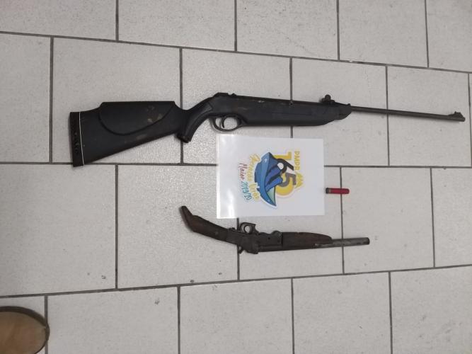 Duas espingardas são apreendidas e um homem é preso por policiais militares no Verão Maior 2019/2020