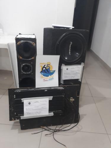 Após denúncia, PM apreende aparelho de som e encaminha homem em Guaratuba (PR)