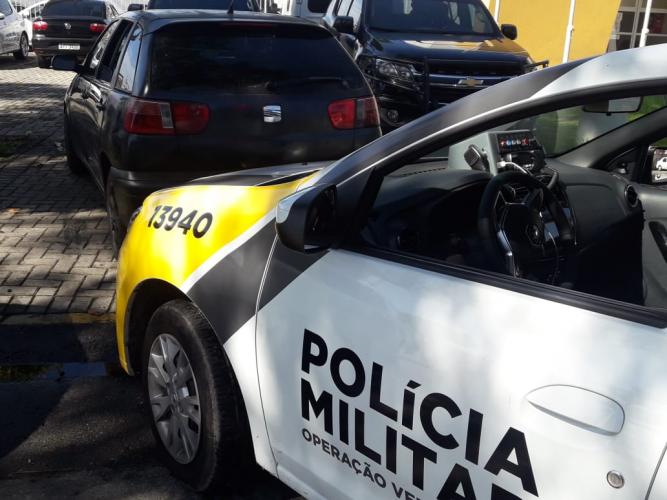 Carro com alerta de roubo é recuperado pela PM em Matinhos (PR), no Litoral