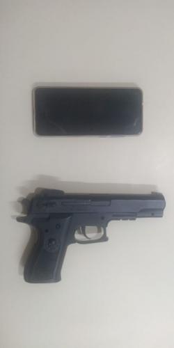 Em Curitiba, dupla rouba celular mas acaba presa pela PM;um simulacro foi apreendido