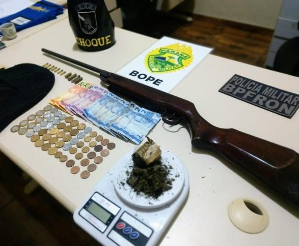 Policiais militares prendem homem e apreendem arma, munições e drogas após briga em bar no Oeste do estado