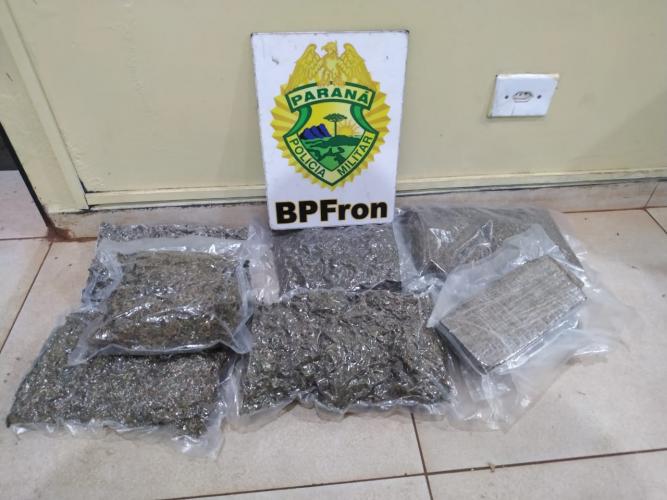 Durante abordagem a ônibus, BPFron prende mulher e apreende quatro quilos de maconha no Oeste do estado