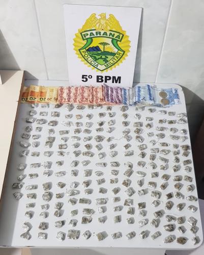 Em Londrina (PR), PM recebe denúncia e encontra 206 porções de maconha e dinheiro