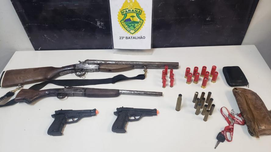 Homem é preso pela PM após denúncia de ameaça na CIC e duas espingardas são apreendidas