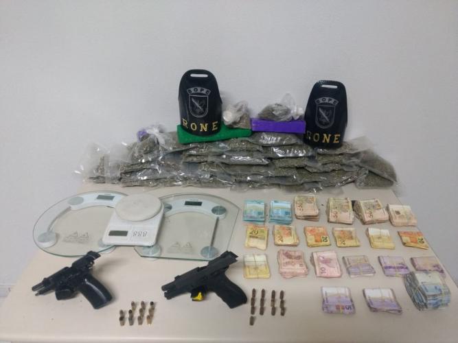 BOPE apreende mais de R$ 65 mil em dinheiro, maconha e duas armas de fogo na RMC