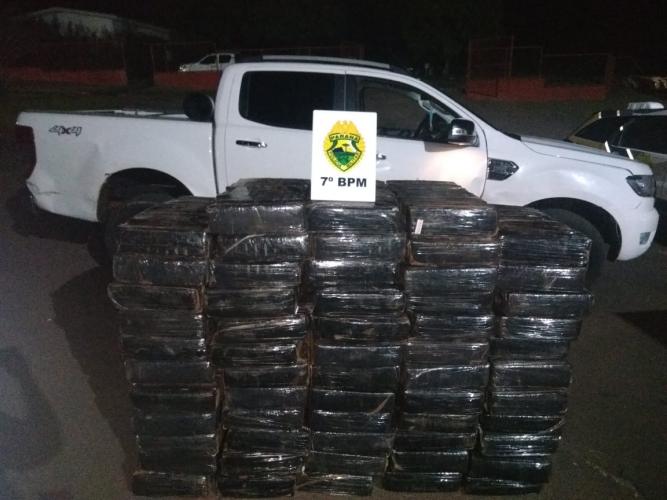 Carro em alta velocidade chama atenção de policiais e, na abordagem, PM apreende 980 quilos de maconha em Cruzeiro do Oeste