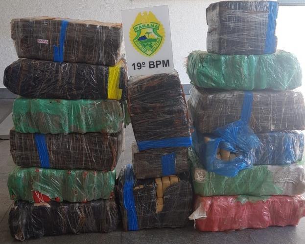 No Oeste do estado, PM apreende mais de 260 quilos de maconha e recupera carro furtado