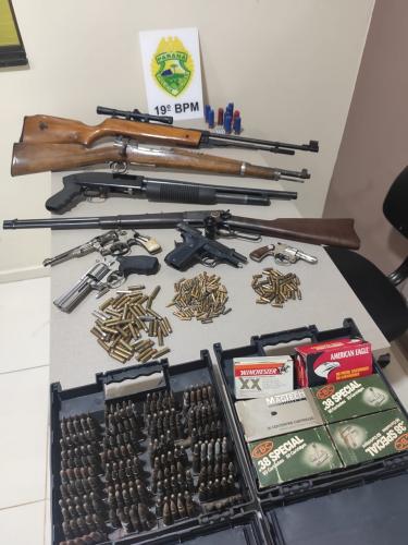 PM apreende oito armas de fogo e 437 munições em uma única ocorrência no Oeste do estado