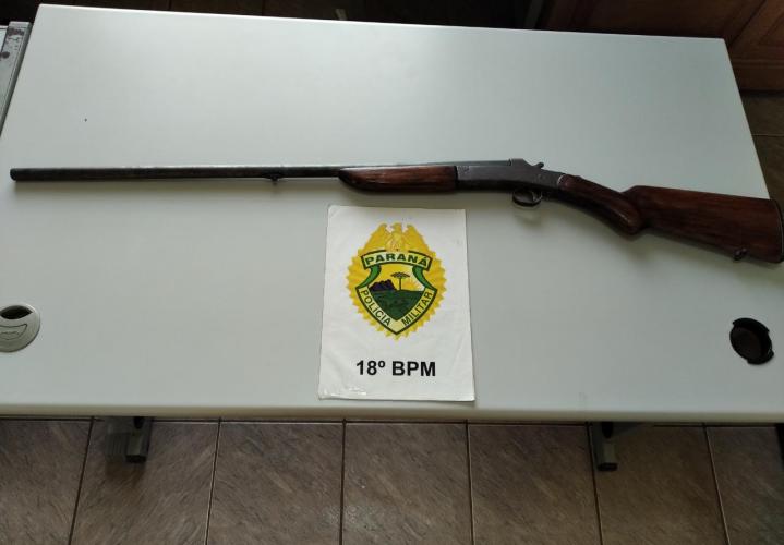 PM prende homem e apreende espingarda após denúncia no Norte do estado