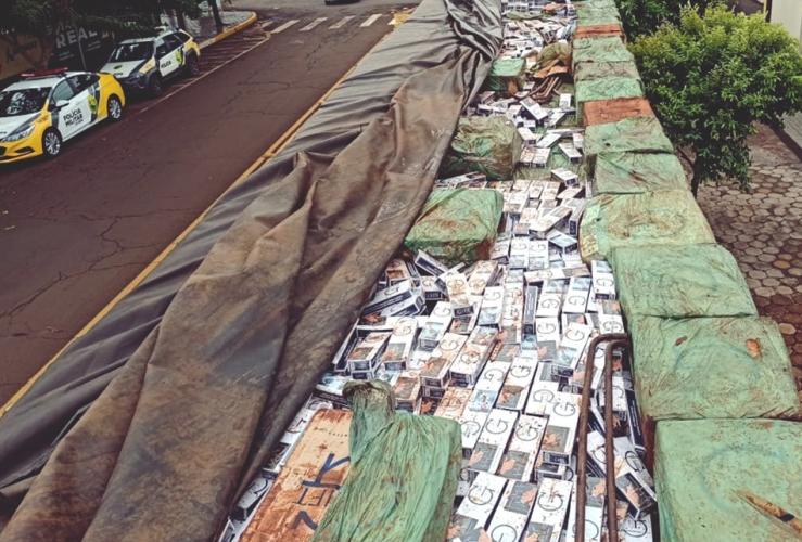 Em Entre Rios do Oeste (PR), policiais militares apreenderam cerca de 800 caixas de cigarros contrabandeados