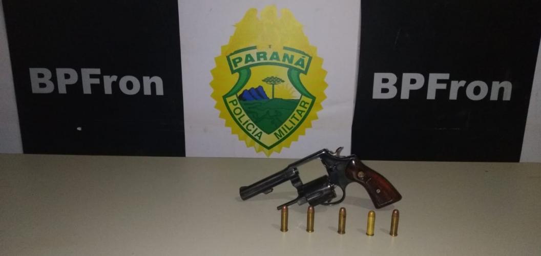 BPFron prende homem e apreende uma arma de fogo e munições no Oeste do estado