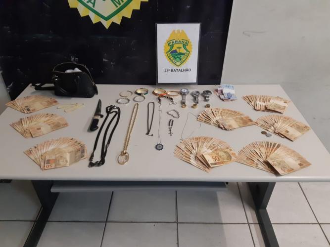 Em Curitiba, PM prende dupla e recupera dinheiro e objetos logo após roubo