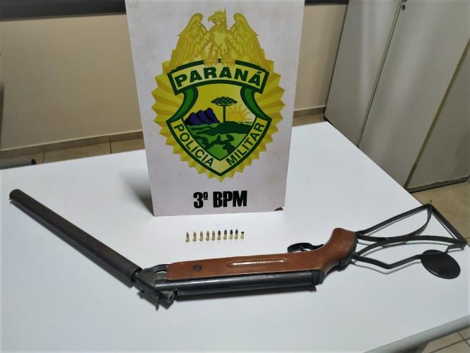 PM prende homem e apreende espingarda e cartuchos após denúncia em Clevelândia, no Sudoeste do estado