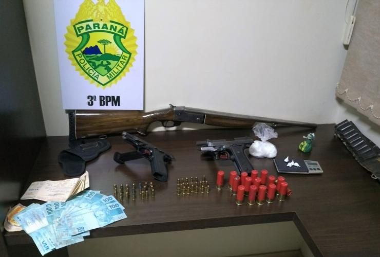 PM aborda bar usado para rinha de galo e apreende drogas e armas de fogo em São João