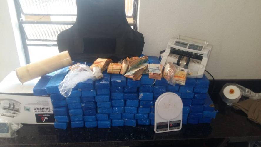 PM apreende 70 quilos de maconha e mais de R$ 20 mil em Londrina, no Norte do Paraná
