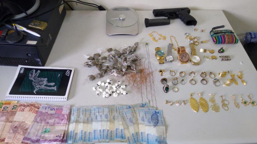 Arma de fogo, dinheiro e drogas são apreendidos pela PM de Ibiporã (PR); Um acaba preso