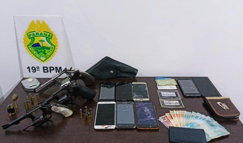 PM prende quatro homens e apreende três armas de fogo no Oeste do estado após denúncia