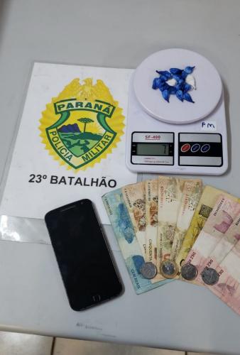 Na CIC, em Curitiba, PM prende homem e apreende dinheiro e 17 buchas de cocaína