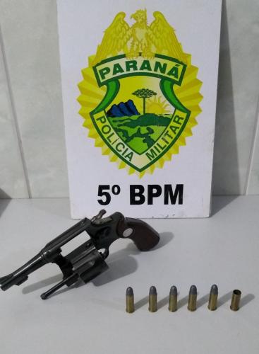 No Norte do estado, PM prende cinco homens e apreende porções de drogas e arma de fogo