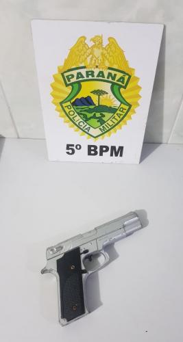 Em Londrina (PR), PM aprende rapaz portando simulacro logo após roubo de veículo