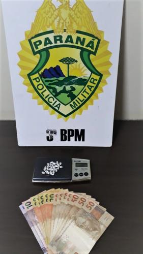 Homem com crack e dinheiro é preso pela PM em Pato Branco (PR), no Sudoeste do estado