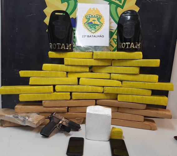 PM apreende 30 tabletes de maconha e cocaína, e encaminha dupla em Curitiba (PR)