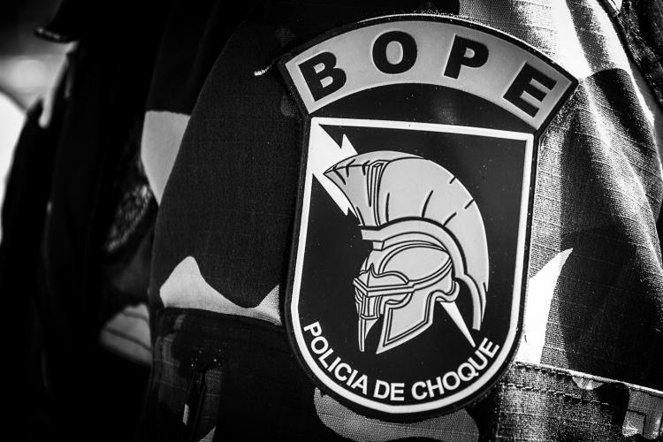 Espingarda e 13 quilos de maconha são apreendidos pelo BOPE em Colombo, na RMC