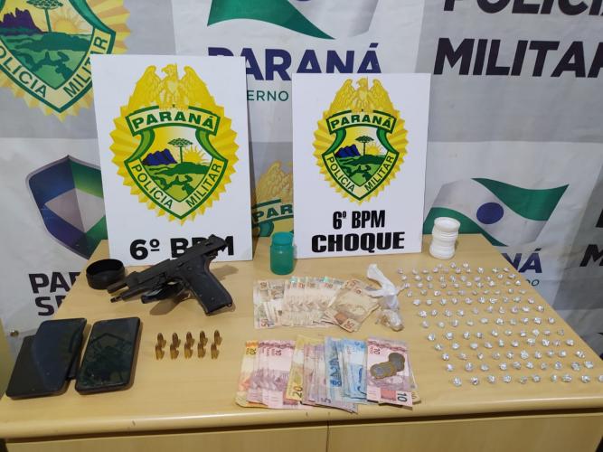 No Oeste do estado, PM encaminha três pessoas e apreende 123 pedras de crack e uma arma de fogo
