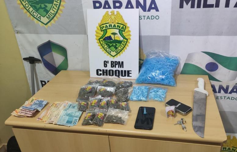 Em Cascavel (PR), policiais militares prendem dupla e apreendem 120 pinos de cocaína após denúncia