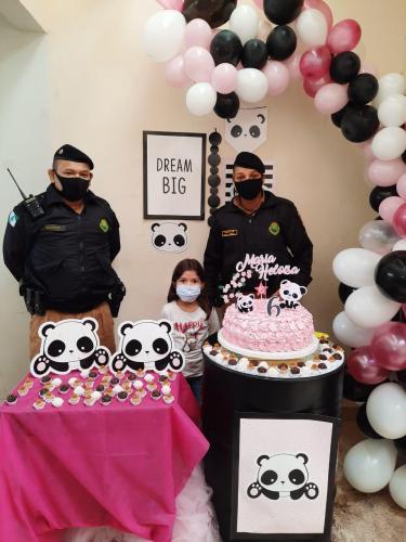 Em Cianorte, policiais militares participam de aniversário de pequena fã da Polícia Militar